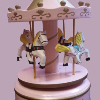 Ξύλινο χειροποίητο καρουζέλ ροζ, μεγάλο περιστρεφόμενο με μουσική και τέσσερα άλογα. Διαστάσεις: 18cm ύψος και 10cm διάμετρος.