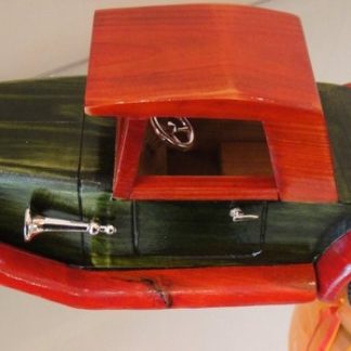 Ξύλινο αυτοκίνητο. Διαστάσεις: μήκος 38cm x πλάτος 12cm x 13cm ύψος.