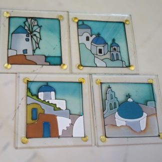 Σετ τεσσάρων διακοσμητικών γυάλινων σουβέρ με διαφορετική καλοκαιρινή παράσταση το καθένα. Διαστάσεις: 9cm x 9cm.