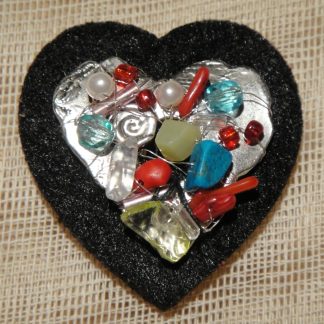BlackFabricHeart-Metal- Stones. Χειροποίητη καρφίτσα Cosa Nostra από τσόχινη βάση-καρδιά κεντημένη στο χέρι με μεταλλική καρδιά διακοσμημένη με τσιπς από ημιπολύτιμους λίθους και συνθετική πέρλα. Διαστάσεις: 4cm x 3cm.