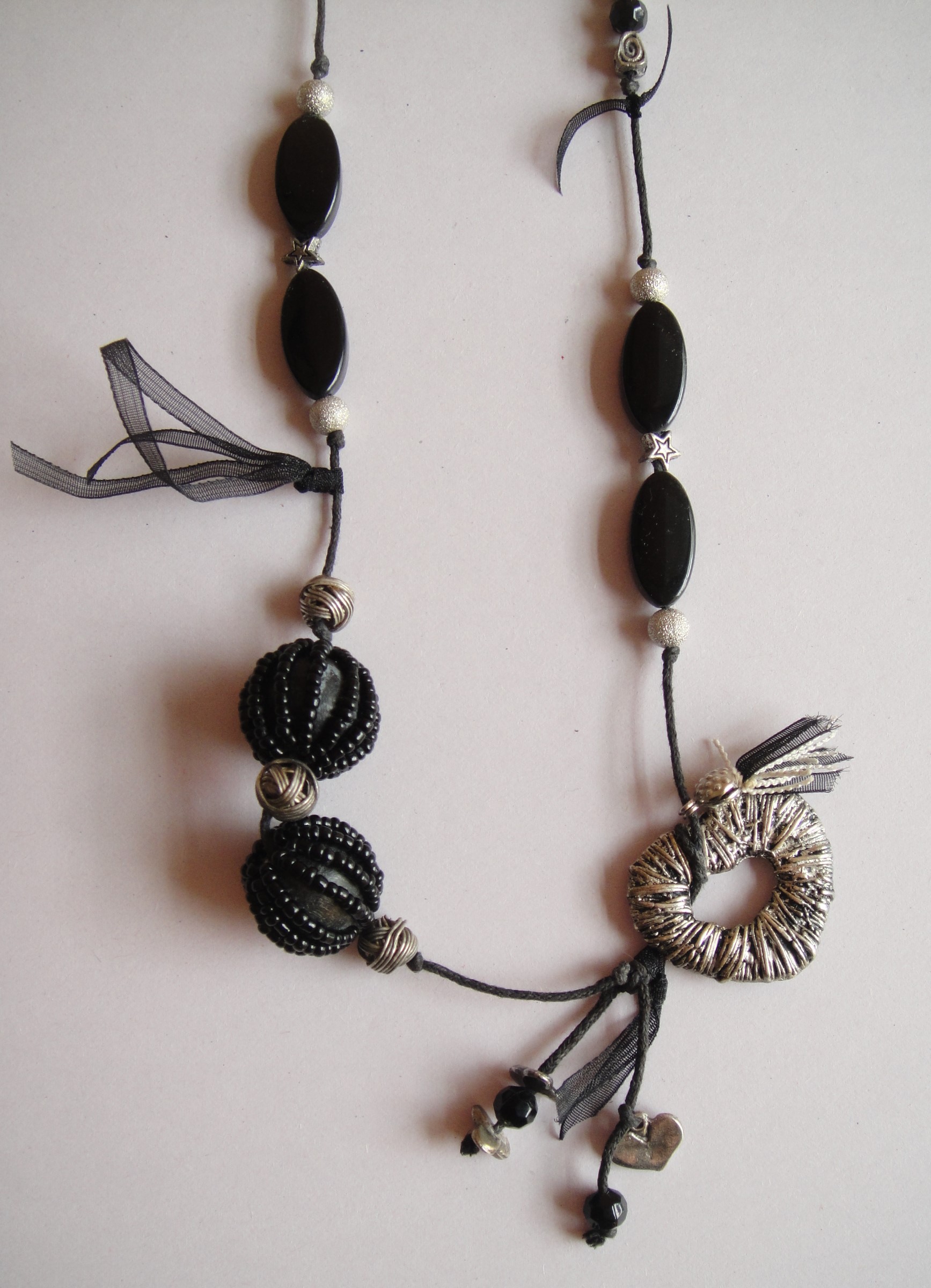 Cosa Nostra Handmade Necklace - BlackHeartStrng. Χειροποίητο κολιέ διακοσμημένο στο χέρι με χάντρες (γυάλινες, χειροποίητες, μεταλλικές, απλές), μεταλλικά στοιχεία (καρδιά, ναυτίλος), υφασμάτινη φουντίτσα, οργάντζα σε μονό κορδόνι με επάργυρο κούμπωμα. Μάκρος 36cm.
