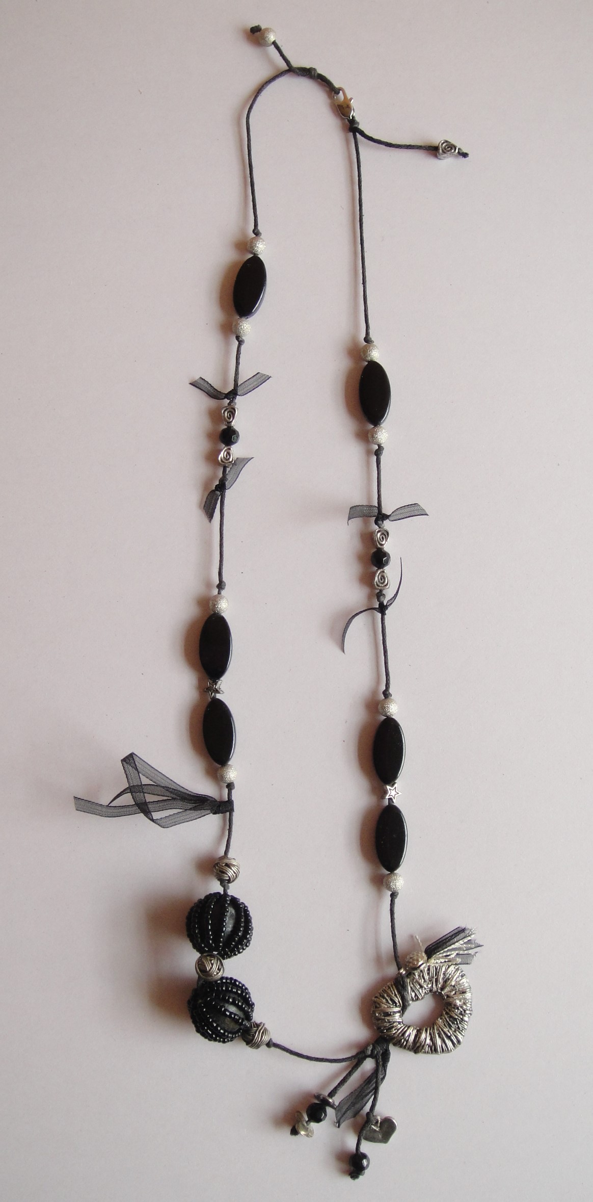 Cosa Nostra Handmade Necklace - BlackHeartStrng. Χειροποίητο κολιέ διακοσμημένο στο χέρι με χάντρες (γυάλινες, χειροποίητες, μεταλλικές, απλές), μεταλλικά στοιχεία (καρδιά, ναυτίλος), υφασμάτινη φουντίτσα, οργάντζα σε μονό κορδόνι με επάργυρο κούμπωμα. Μάκρος 36cm.