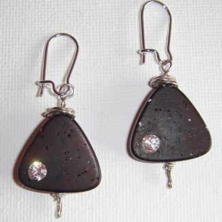 Cosa Nostra Handmade Earrings BLACKSTR (Black). Χειροποίητα σκουλαρίκια με νίκελ βάση και τριγωνικές χάντρες με στρας σε μαύρο χρώμα σε σύρμα. Μάκρος συνολικό: 4.5cm /Χάντρα: 2cm.