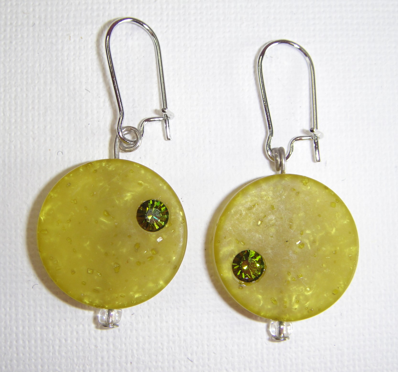 Cosa Nostra Handmade Earrings GREENROUSTR (Green). Χειροποίητα σκουλαρίκια με νίκελ βάση και στρογγυλές χάντρες με στρας σε πράσινο χρώμα. Μάκρος συνολικό: 4.3cm /Χάντρα: 2cm.