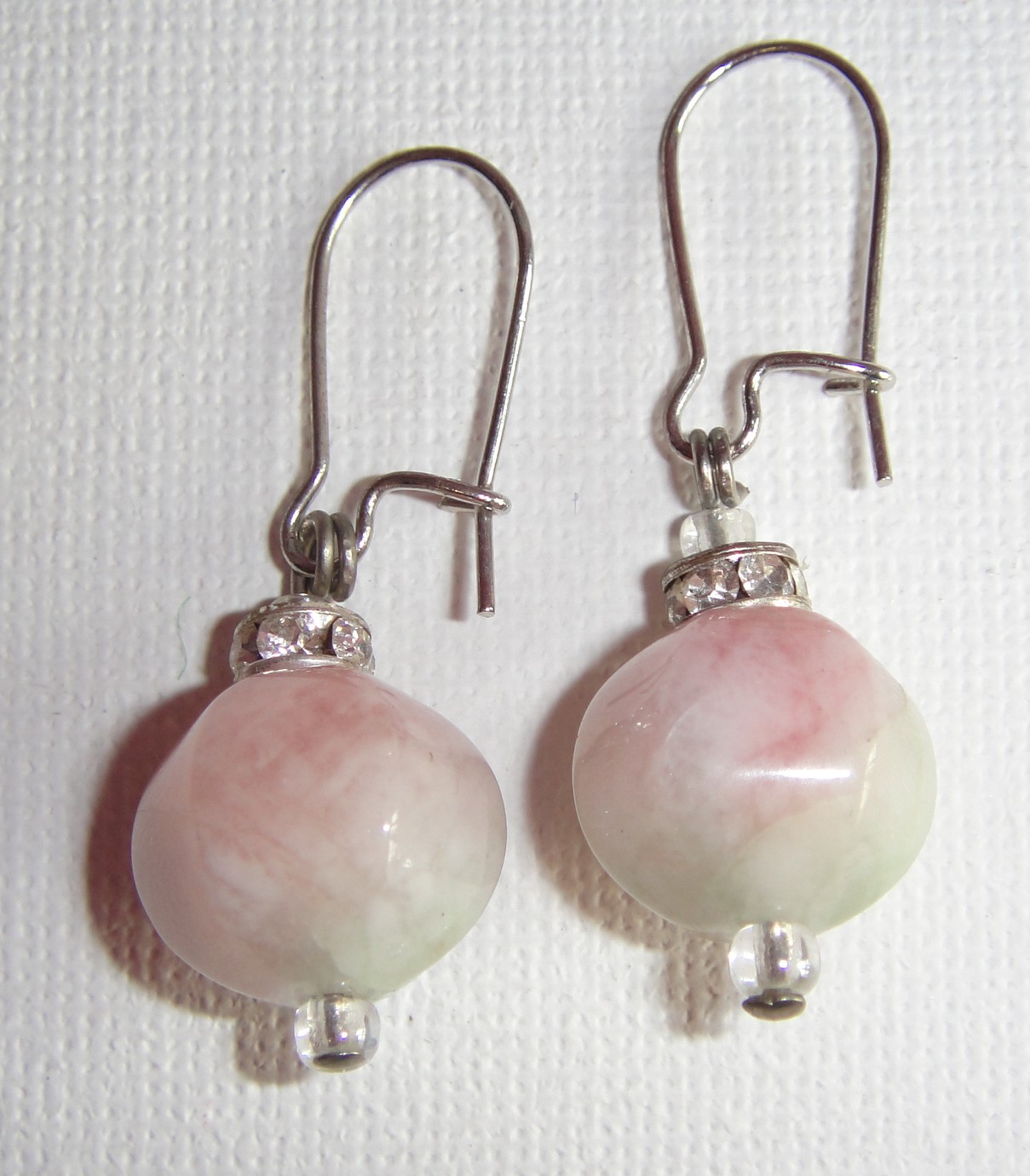 Cosa Nostra Handmade Earrings PINKGREY. Χειροποίητα σκουλαρίκια με νίκελ βάση, μεταλλικά στοιχεία, στρας, χάντρες (γυάλινες-χειροποίητες σε ροζ-γκρι χρώμα, απλές) σε σύρμα. Μάκρος συνολικό: 3.6cm/Στοιχείο: 1cm.