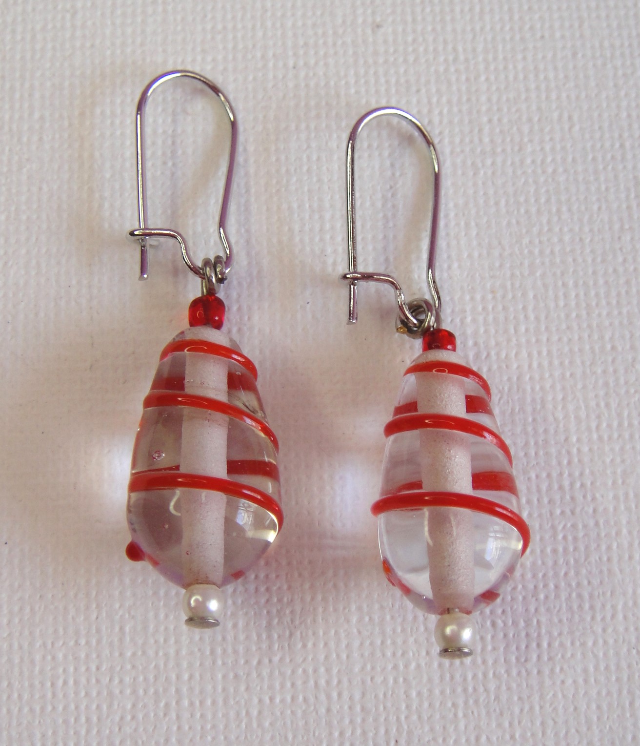 Cosa Nostra Handmade Earrings TEARDROP (Red-Transparent). Χειροποίητα σκουλαρίκια με νίκελ βάση κι απλές και γυάλινες χάντρες διάφανη-κόκκινη βαμμένες στο χέρι. Εισαγωγή από Αγγλία. Μάκρος συνολικό: 4.5cm /Χάντρα: 2cm.
