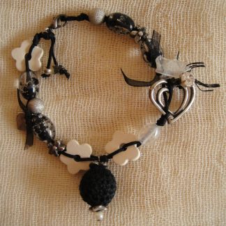 Cosa nostra handmade bracelet black beads white flower heart swarovski. Χειροποίητο βραχιόλι με κορδόνι, νίκελ κούμπωμα, μεταλλικά στοιχεία-καρδιά, Swarovski, οργάντζα, νήμα, χάντρες (γυάλινες, μεταλλικές, υφασμάτινες, απλές) και ξύλινα στοιχεία-λουλούδια. Μήκος ≈22cm.
