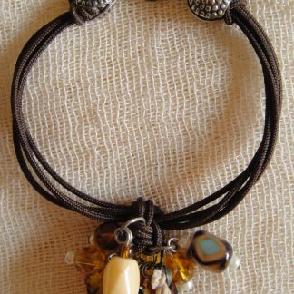 Cosa nostra handmade bracelet brown beads bouquet. Χειροποίητο βραχιόλι με κορδόνι, νίκελ αλυσίδα και κούμπωμα, μεταλλικά στοιχεία, στρας, χάντρες (γυάλινες, απλές), φουντάκι από δερματίνη κι οργάντζα. Μήκος ≈22cm.