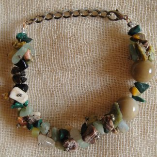 Cosa nostra handmade bracelet green-brown semi-precious stones beads. Χειροποίητο βραχιόλι με σύρμα, τσιπς ημιπολύτιμων λίθων, χάντρες (γυάλινες, απλές), νίκελ αλυσίδα. Μήκος ≈22cm.