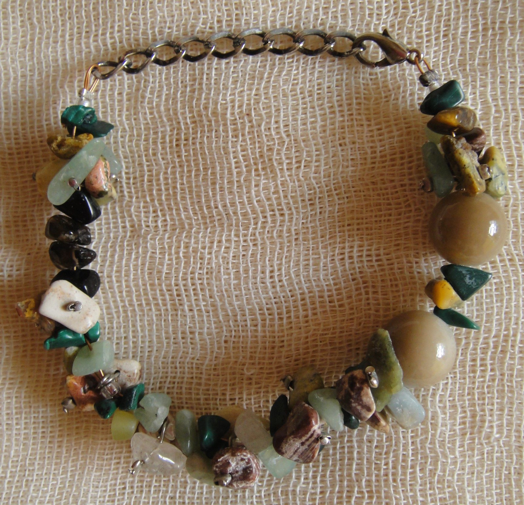 Cosa nostra handmade bracelet green-brown semi-precious stones beads. Χειροποίητο βραχιόλι με σύρμα, τσιπς ημιπολύτιμων λίθων, χάντρες (γυάλινες, απλές), νίκελ αλυσίδα. Μήκος ≈22cm.