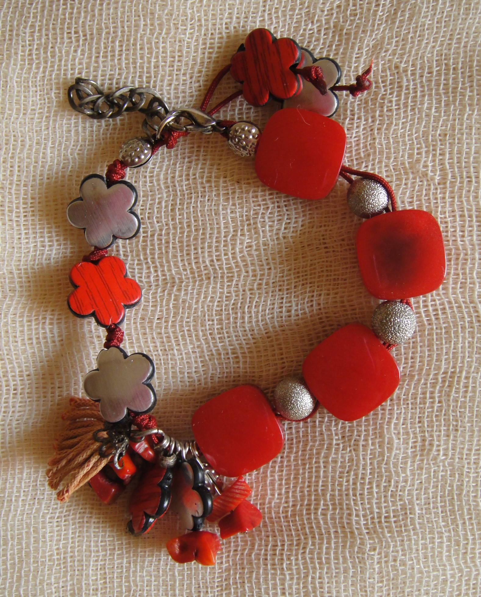 Cosa nostra handmade bracelet red beads ceramic. Χειροποίητο βραχιόλι με κορδόνι, νίκελ αλυσίδα και κούμπωμα, φουντίτσα από δερματίνη, τσιπς ημιπολύτιμων λίθων, χάντρες (κεραμικές, μεταλλικές, απλές). Μήκος ≈22cm.