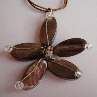 Cosa Nostra Handmade Necklace - HandmadeFlower Brown. Χειροποίητο κολιέ από λουλούδι δημιουργημένο από χάντρες (γυάλινες, απλές) δεμένες στο χέρι με σύρμα σε κορδόνι (καφέ) και νίκελ κούμπωμα. Μάκρος 26cm.