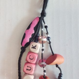 Cosa Nostra Handmade Key Ring LUCK (Pink). Χειροποίητο μπρελόκ από μαύρο κορδόνι σε ροζ συνδυασμό από χάντρες (γυάλινες, ξύλινες, απλές). Mήκος 3cm διάμετρος κρίκου, συνολικό 14.5cm.