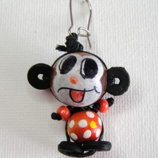 Cosa Nostra Handmade Earrings - Voodoo Doll - Mickey Mouse. Εισαγόμενο χειροποίητο σκουλαρίκι Voodoo Doll Μίκυ Μάους από ξύλινες κι απλές χάντρες, κορδόνι, ζωγραφισμένο στο χέρι σε νίκελ βάση. Συνολικό ύψος: 5cm/Βουντού κουκλάκι: 3cm.