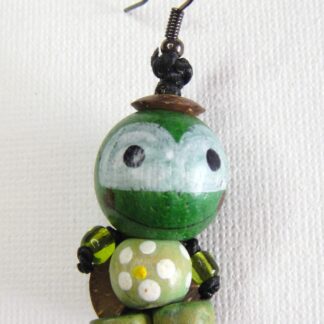 Cosa Nostra Handmade Earrings - Voodoo Doll - Green Turtles. Εισαγόμενα χειροποίητα σκουλαρίκια Voodoo Doll χελωνάκια από ξύλινες κι απλές χάντρες, κορδόνι, ζωγραφισμένα στο χέρι σε νίκελ βάση. Συνολικό ύψος: 5.5cm/Βουντού κουκλάκι: 3cm.