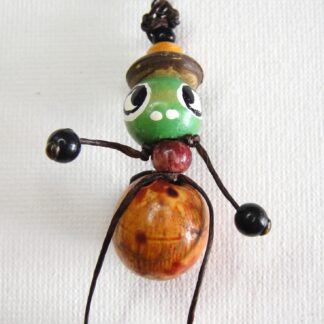 Cosa Nostra Handmade Earrings - Voodoo Doll - Long Feet Green Hat. Εισαγόμενο χειροποίητο σκουλαρίκι Voodoo Doll ζουζούνι από ξύλινες κι απλές, μεταλλικές χάντρες, κορδόνι, ζωγραφισμένο στο χέρι σε νίκελ βάση. Συνολικό ύψος ζουζουνιού: 8cm/Βουντού κουκλάκι:6cm.