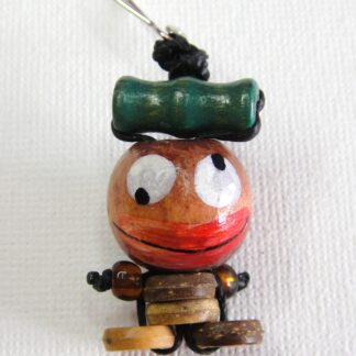 Cosa Nostra Handmade Earrings - Voodoo Doll - Zulu (Green). Εισαγόμενο χειροποίητο σκουλαρίκι Voodoo Doll Ζουλού από ξύλινες-απλές χάντρες, κορδόνι, ζωγραφισμένο στο χέρι σε νίκελ βάση. Συνολικό ύψος: 6cm/Βουντού κουκλάκι:3.5cm.